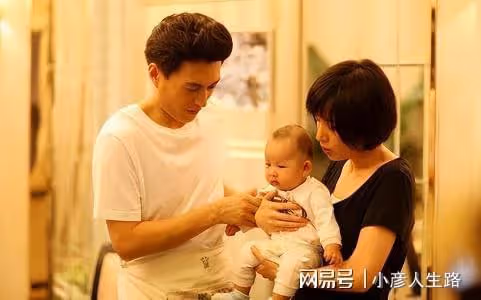 靳東：與大9歲的江珊姐弟戀未果，後娶二婚李佳，如今家庭幸福