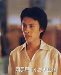 靳東：與大9歲的江珊姐弟戀未果，後娶二婚李佳，如今家庭幸福