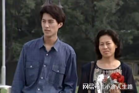 靳東：與大9歲的江珊姐弟戀未果，後娶二婚李佳，如今家庭幸福