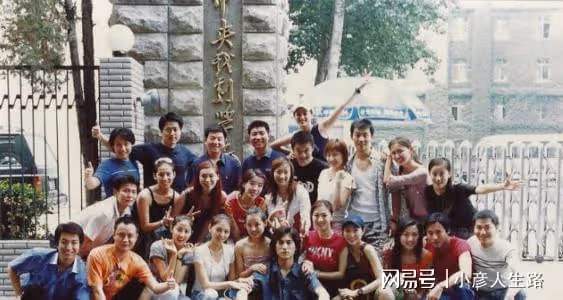 靳東：與大9歲的江珊姐弟戀未果，後娶二婚李佳，如今家庭幸福
