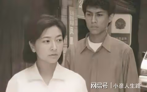 靳東：與大9歲的江珊姐弟戀未果，後娶二婚李佳，如今家庭幸福