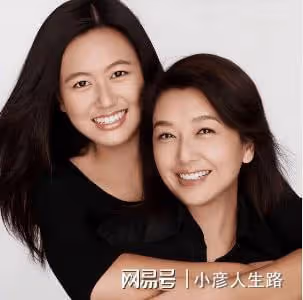 靳東：與大9歲的江珊姐弟戀未果，後娶二婚李佳，如今家庭幸福