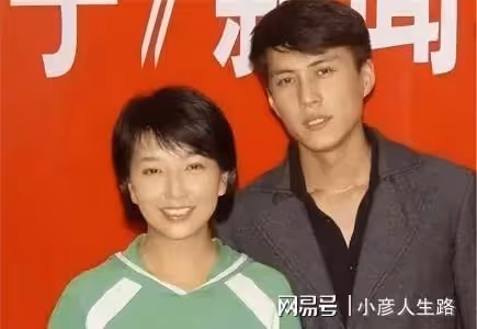 靳東：與大9歲的江珊姐弟戀未果，後娶二婚李佳，如今家庭幸福