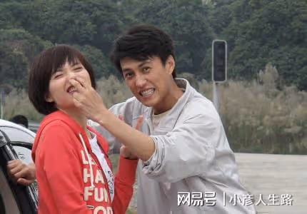 靳東：與大9歲的江珊姐弟戀未果，後娶二婚李佳，如今家庭幸福