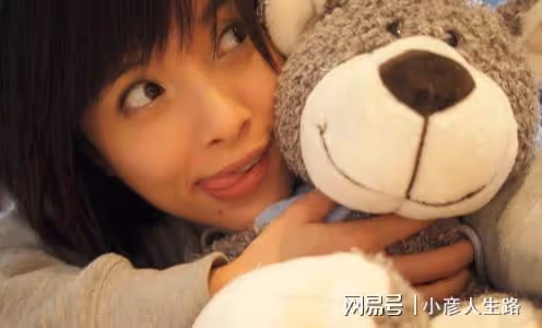 靳東：與大9歲的江珊姐弟戀未果，後娶二婚李佳，如今家庭幸福