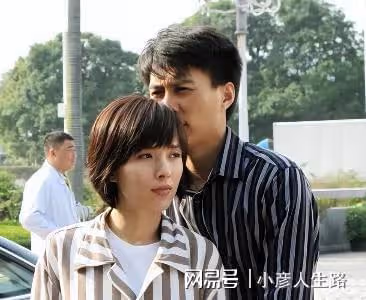 靳東：與大9歲的江珊姐弟戀未果，後娶二婚李佳，如今家庭幸福