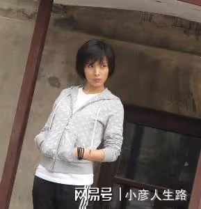靳東：與大9歲的江珊姐弟戀未果，後娶二婚李佳，如今家庭幸福