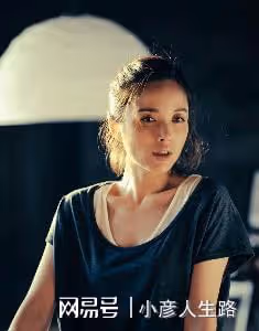 靳東：與大9歲的江珊姐弟戀未果，後娶二婚李佳，如今家庭幸福