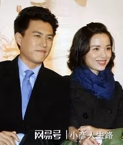 靳東：與大9歲的江珊姐弟戀未果，後娶二婚李佳，如今家庭幸福