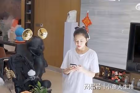 杜淳1歲女兒不吃飯,婆婆當眾指責王燦不敢還嘴!二婚女人的卑微