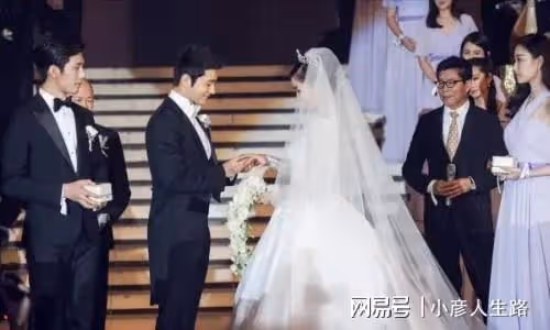 終沒熬過7年之癢，離婚不到8個月，黃曉明baby各自有了新故事