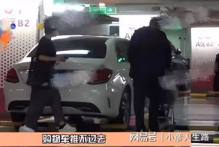 林永健攜50歲老婆購物,停車場找車打扮樸素,同游商場感情甚好