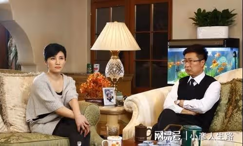 林永健攜50歲老婆購物,停車場找車打扮樸素,同游商場感情甚好