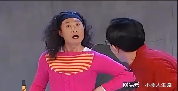 林永健攜50歲老婆購物,停車場找車打扮樸素,同游商場感情甚好