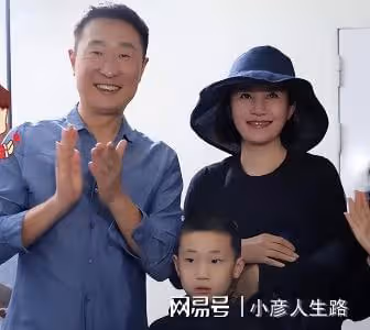 林永健攜50歲老婆購物,停車場找車打扮樸素,同游商場感情甚好