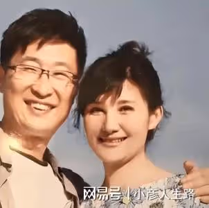 林永健攜50歲老婆購物,停車場找車打扮樸素,同游商場感情甚好
