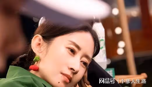 46歲的李小冉，46歲的曾黎，狠狠打臉同齡男星