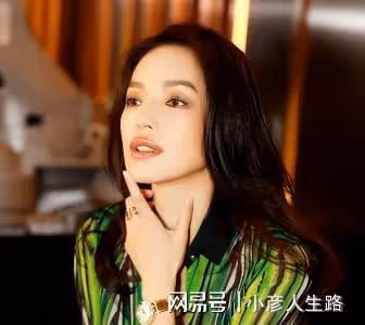 46歲的李小冉，46歲的曾黎，狠狠打臉同齡男星