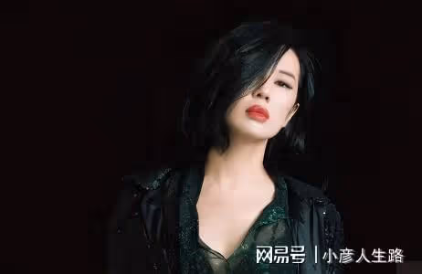 46歲的李小冉，46歲的曾黎，狠狠打臉同齡男星