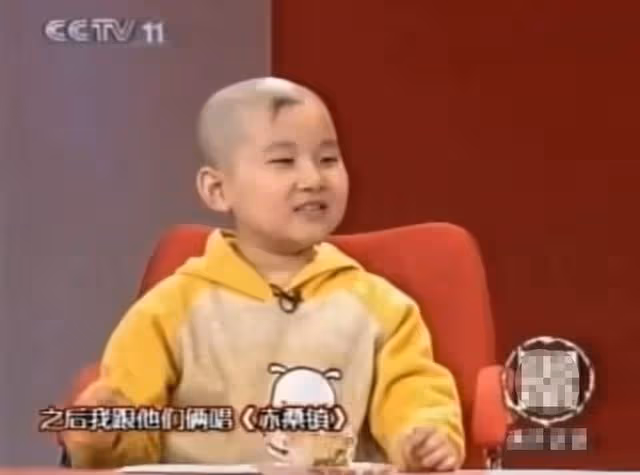 郭德綱王惠為陶陽慶生!三人緊挨似一家三口,吃大鍋飯太接地氣