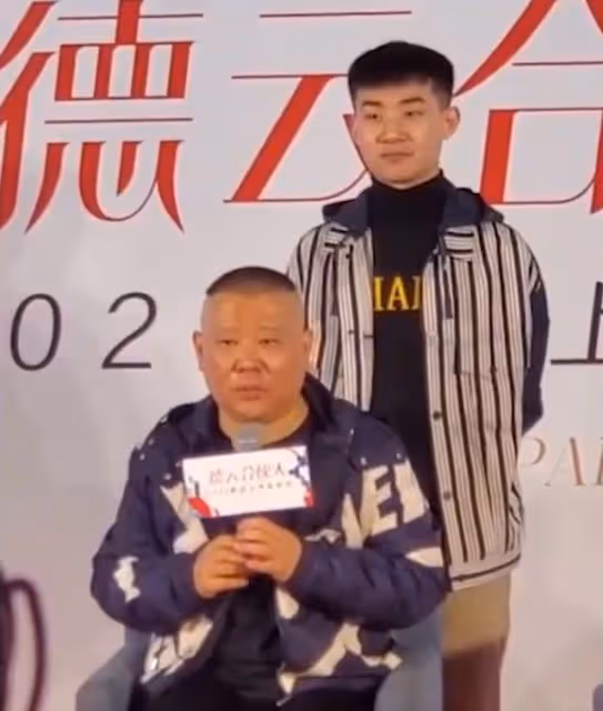 郭德綱王惠為陶陽慶生!三人緊挨似一家三口,吃大鍋飯太接地氣