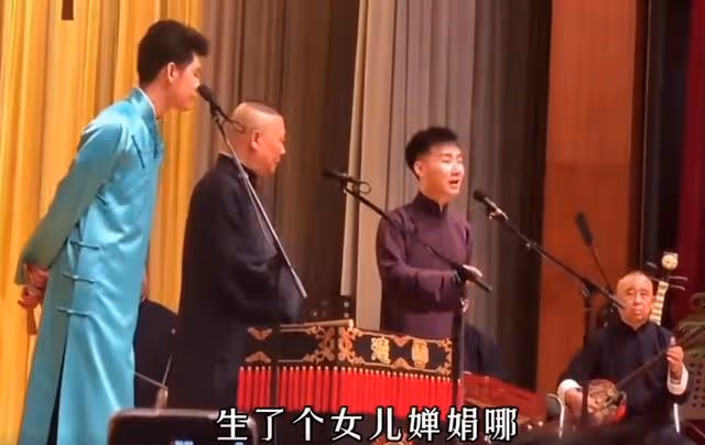 郭德綱王惠為陶陽慶生!三人緊挨似一家三口,吃大鍋飯太接地氣