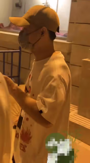 郭德綱王惠為陶陽慶生!三人緊挨似一家三口,吃大鍋飯太接地氣