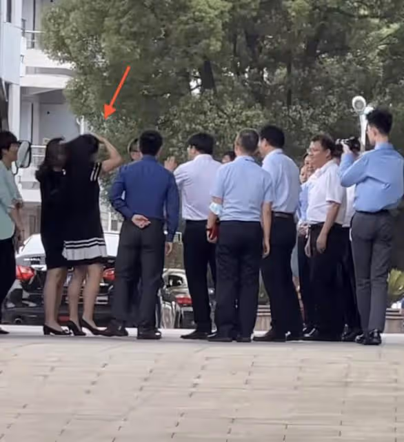 50歲孟晚舟現身名校,穿千元連衣裙坐大巴車,眾多校領導排隊迎接