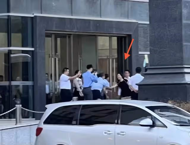 50歲孟晚舟現身名校,穿千元連衣裙坐大巴車,眾多校領導排隊迎接