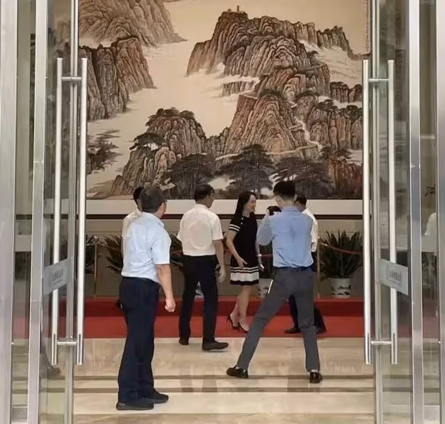50歲孟晚舟現身名校,穿千元連衣裙坐大巴車,眾多校領導排隊迎接
