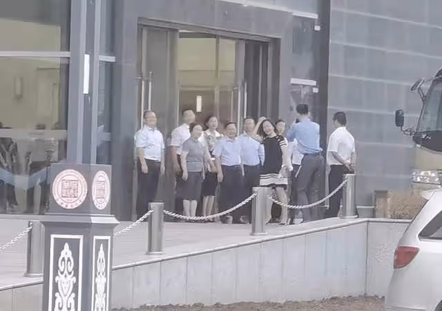 50歲孟晚舟現身名校,穿千元連衣裙坐大巴車,眾多校領導排隊迎接