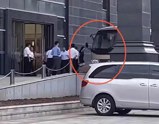 50歲孟晚舟現身名校,穿千元連衣裙坐大巴車,眾多校領導排隊迎接