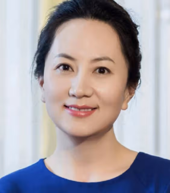 50歲孟晚舟現身名校,穿千元連衣裙坐大巴車,眾多校領導排隊迎接