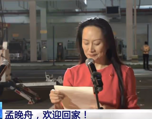 50歲孟晚舟現身名校,穿千元連衣裙坐大巴車,眾多校領導排隊迎接