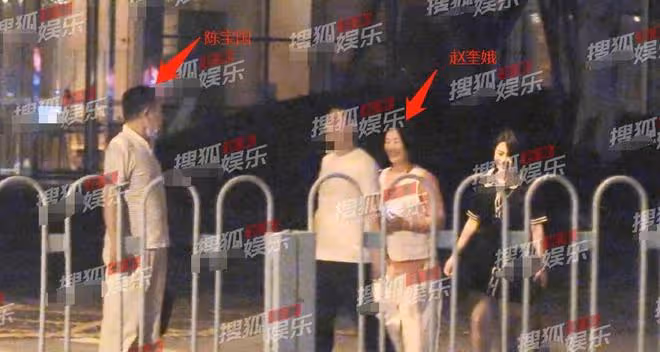 陳寶國一家溫馨同框,兒媳膚白貌美顏值吸睛,與公婆熱聊關係融洽