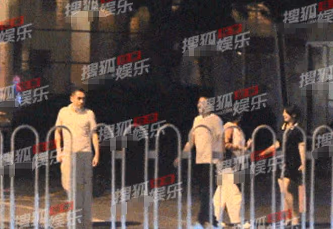 陳寶國一家溫馨同框,兒媳膚白貌美顏值吸睛,與公婆熱聊關係融洽
