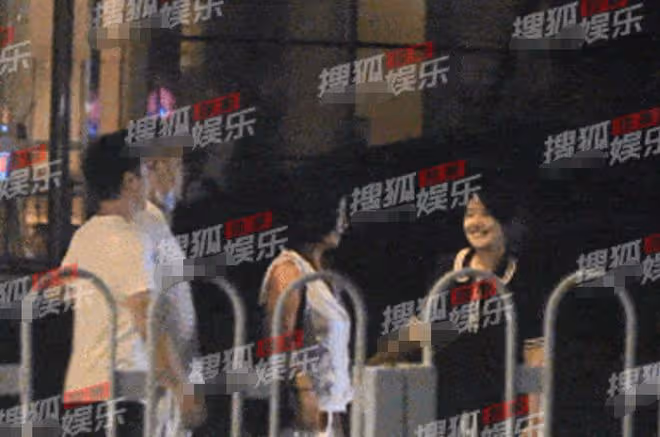 陳寶國一家溫馨同框,兒媳膚白貌美顏值吸睛,與公婆熱聊關係融洽