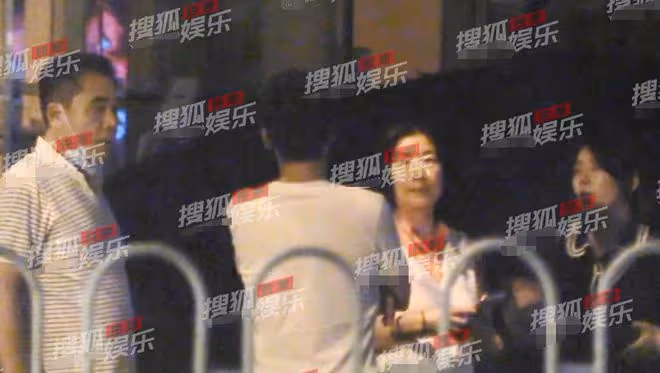 陳寶國一家溫馨同框,兒媳膚白貌美顏值吸睛,與公婆熱聊關係融洽