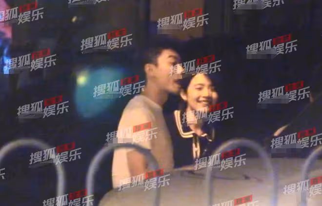 陳寶國一家溫馨同框,兒媳膚白貌美顏值吸睛,與公婆熱聊關係融洽