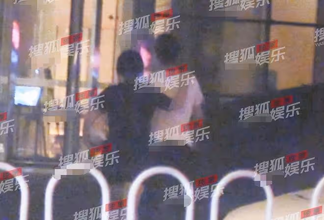 陳寶國一家溫馨同框,兒媳膚白貌美顏值吸睛,與公婆熱聊關係融洽