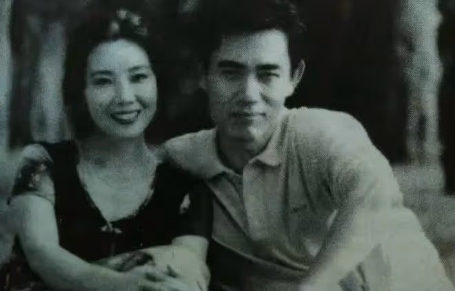 陳寶國一家溫馨同框，兒媳膚白貌美顏值吸睛，與公婆熱聊關係融洽