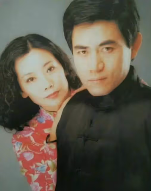 陳寶國一家溫馨同框，兒媳膚白貌美顏值吸睛，與公婆熱聊關係融洽