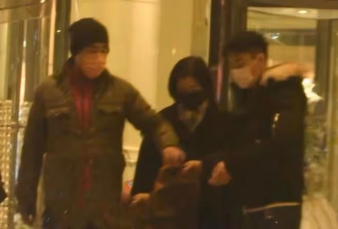 陳寶國一家溫馨同框，兒媳膚白貌美顏值吸睛，與公婆熱聊關係融洽