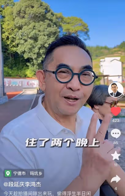 57歲港星現身內地農村居住,和愛妻河邊跳舞沒架子,打扮樸素親民