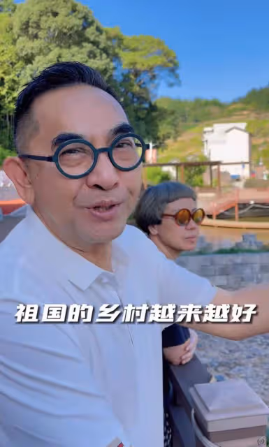 57歲港星現身內地農村居住,和愛妻河邊跳舞沒架子,打扮樸素親民