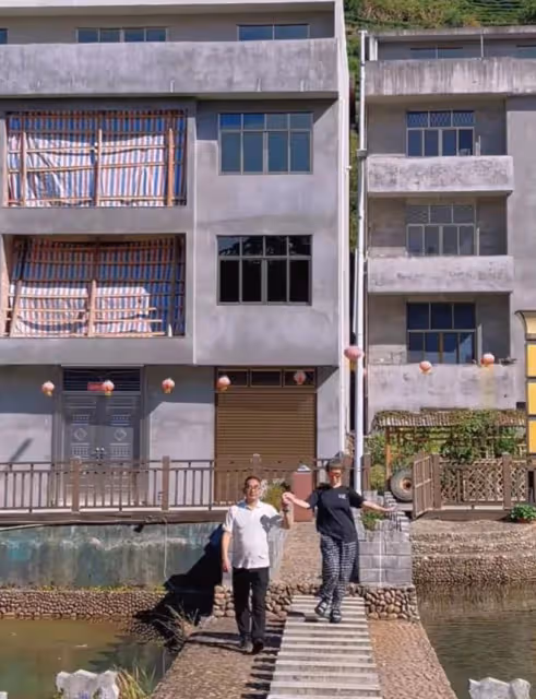 57歲港星現身內地農村居住,和愛妻河邊跳舞沒架子,打扮樸素親民