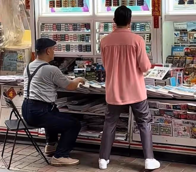 56歲郭富城香港鬧市中熱舞!動作絲滑肌肉健碩,與粉絲合照接地氣