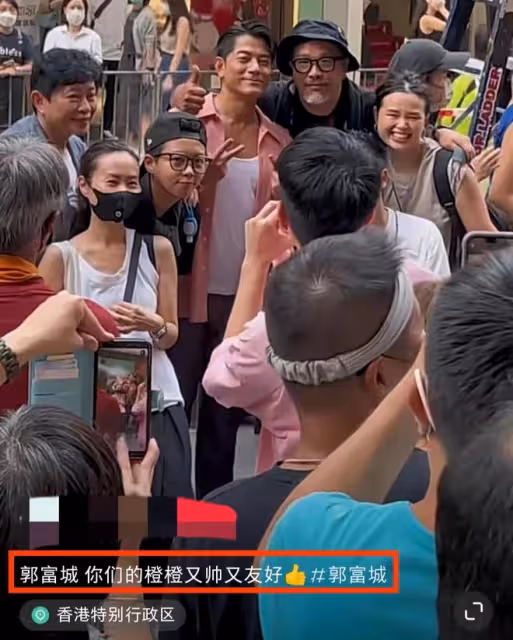 56歲郭富城香港鬧市中熱舞!動作絲滑肌肉健碩,與粉絲合照接地氣