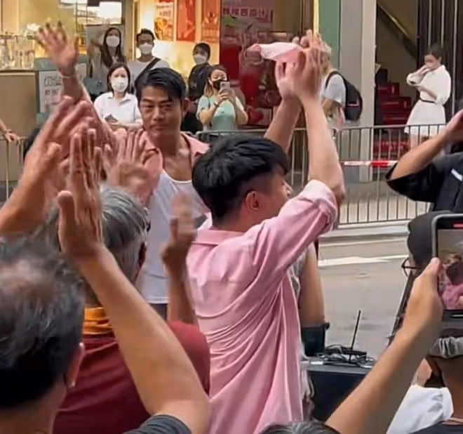 56歲郭富城香港鬧市中熱舞!動作絲滑肌肉健碩,與粉絲合照接地氣