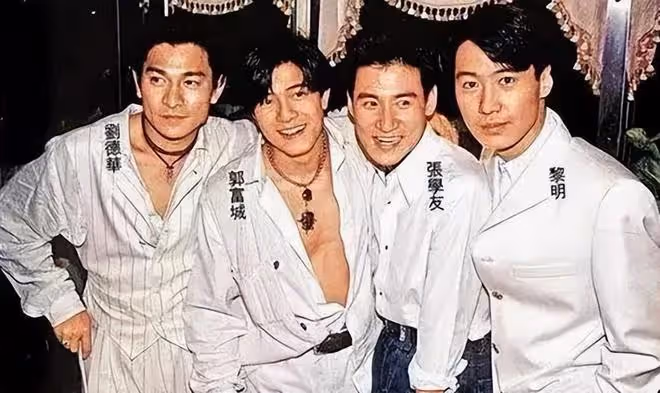 56歲郭富城香港鬧市中熱舞!動作絲滑肌肉健碩,與粉絲合照接地氣